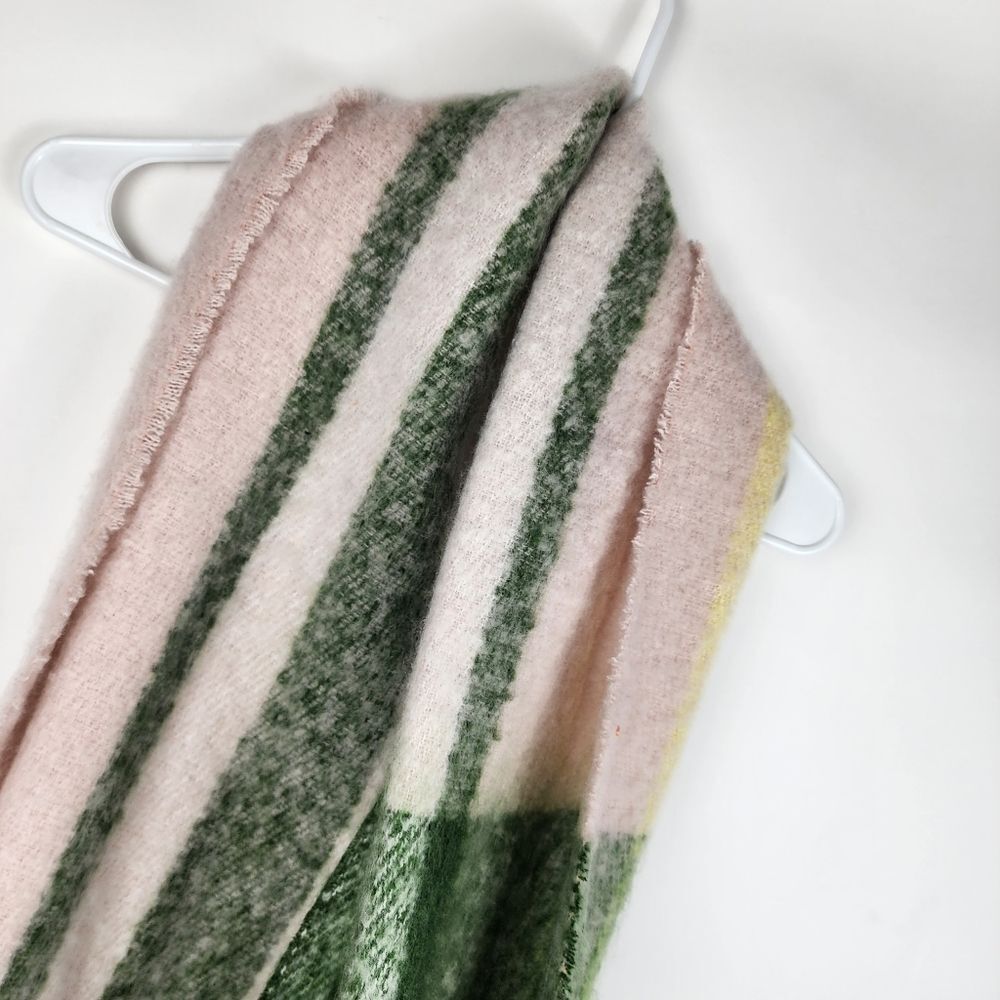 TOPSHOP OS SOFT FUZZY WARM THICK SCARF SCARVES FRINGE STRIPE PLAID NWT NEW PINK - Picture 5 of 5